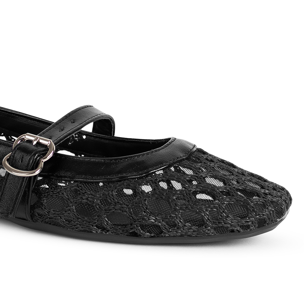 Detalle del material yute en los flats tipo balerina negra para dama con suela de piso y pulsera ajustable 