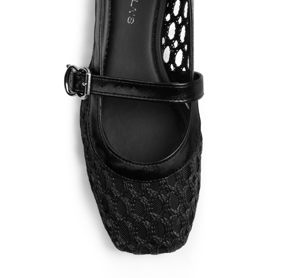Vista del detalle en punta semi cuadrada de los flats tipo balerina negra y pulsera ajustable en el empiene para dama  