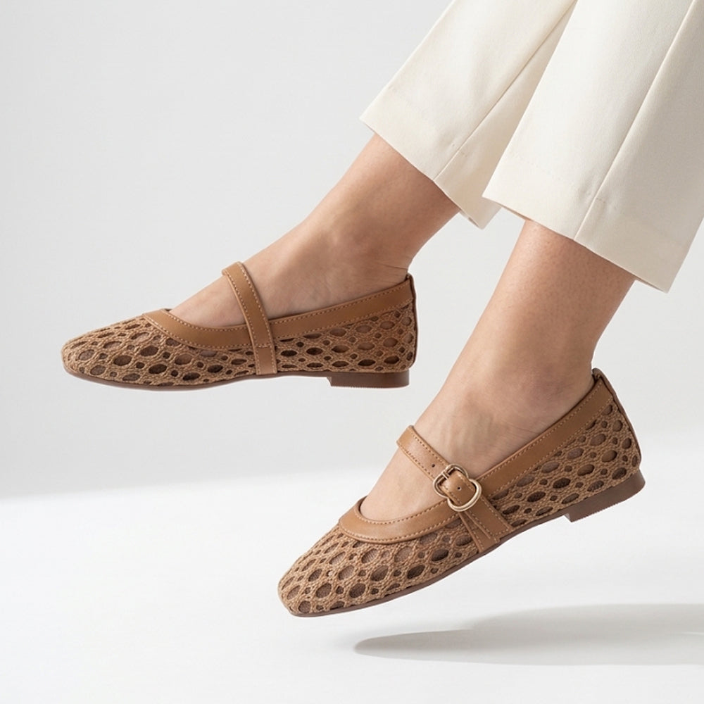 Flats tipo balerinas cafés para dama con pulsera ajustable en el empeine y malla calada de piso 