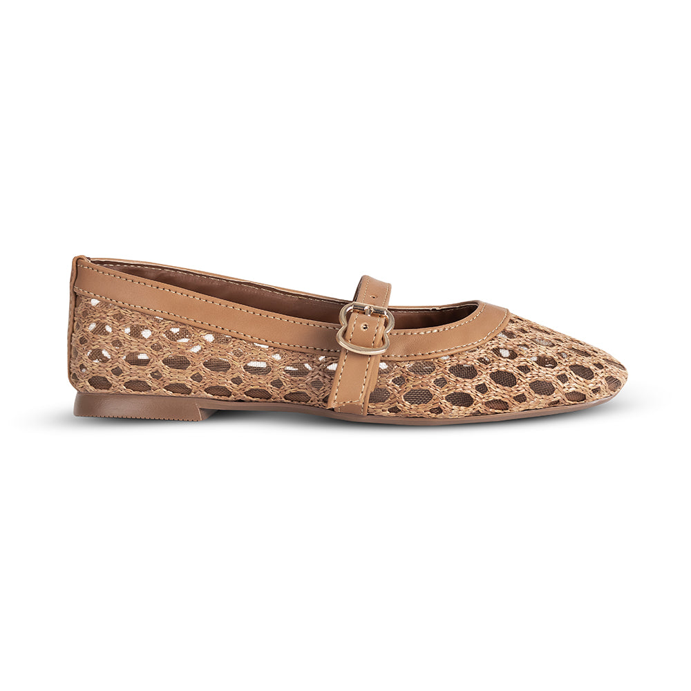 Vista lateral de flats tipo balerina café para dama con malla calada y pulsera ajustable de piso 