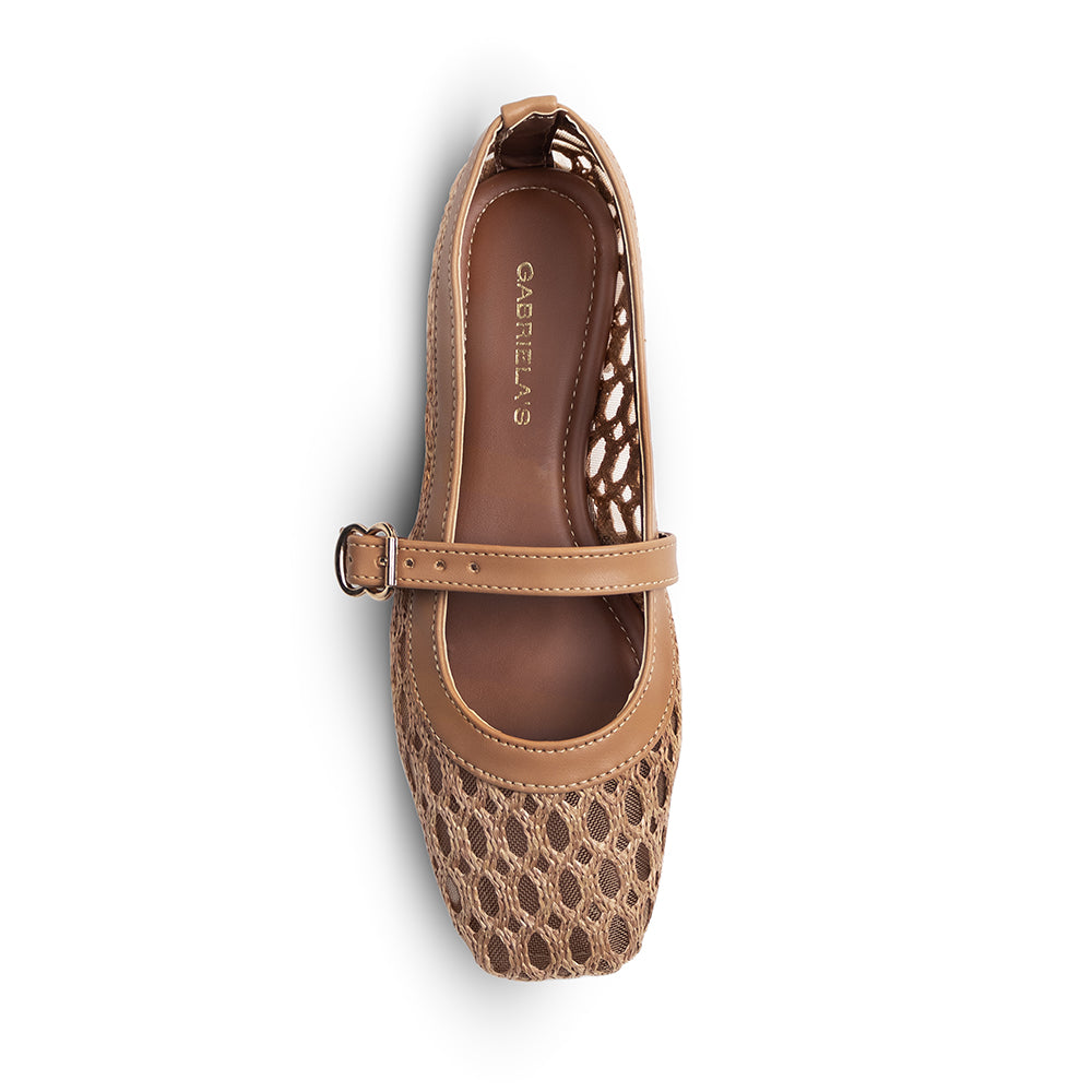 Vista superior en flats tipo balerina café con punta semi cuadrada pulsera ajustable suela de piso y malla calada 