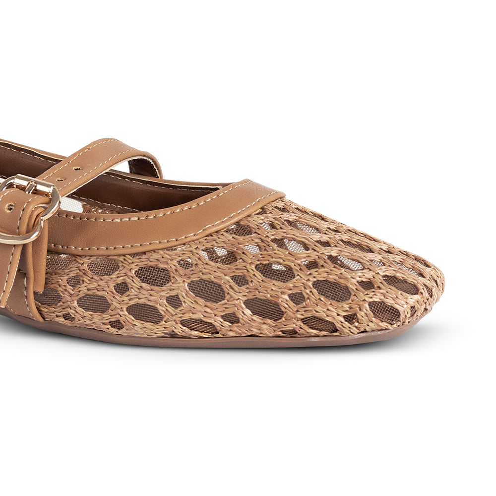 Detalle del material yute en los flats tipo balerina café para dama con suela de piso y pulsera ajustable 