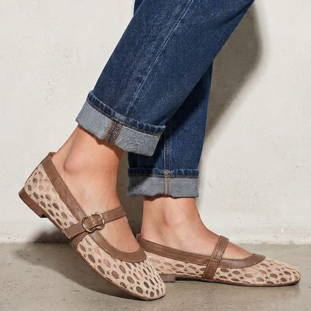 Flats tipo balerinas beige con café para dama con pulsera ajustable en el empeine y malla calada de piso 