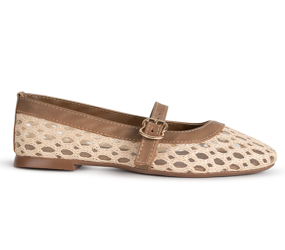 Vista lateral de flats tipo balerina beige con café para dama con malla calada y pulsera ajustable de piso 