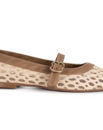 Vista lateral de flats tipo balerina beige con café para dama con malla calada y pulsera ajustable de piso 