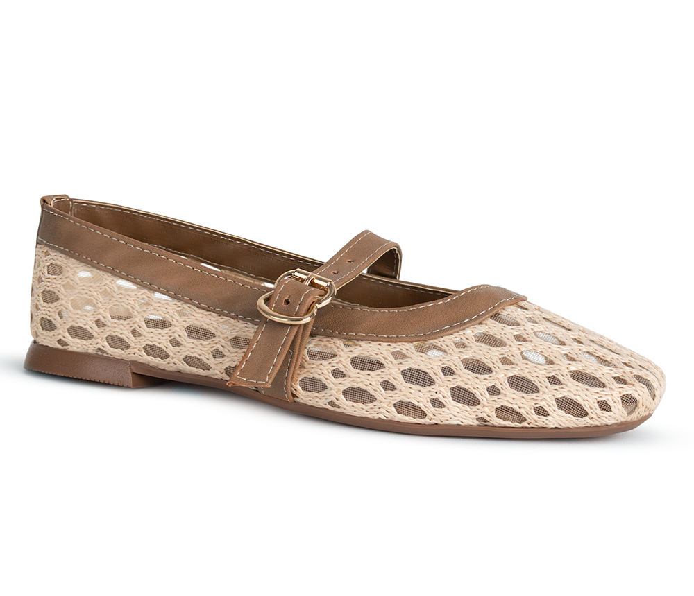 Vista diagonal en flats tipo balerina beige con café para dama con suela de piso y pulsera ajustable en el empeine 