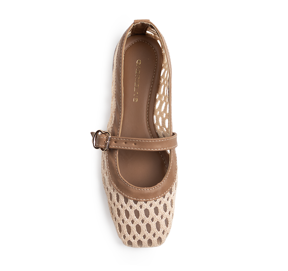 Vista superior en flats tipo balerina beige con café con punta semi cuadrada pulsera ajustable suela de piso y malla calada 
