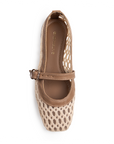 Vista superior en flats tipo balerina beige con café con punta semi cuadrada pulsera ajustable suela de piso y malla calada 