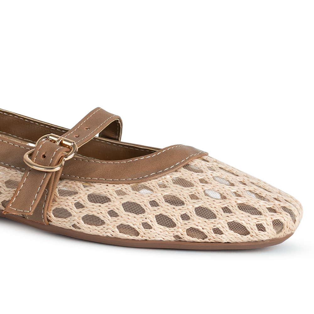 Detalle del material yute en los flats tipo balerina beige con café para dama con suela de piso y pulsera ajustable 