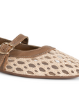 Detalle del material yute en los flats tipo balerina beige con café para dama con suela de piso y pulsera ajustable 