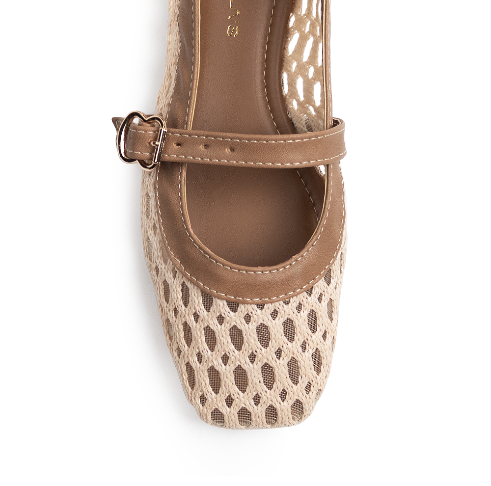 Vista del detalle en punta semi cuadrada de los flats tipo balerina beige con café y pulsera ajustable en el empiene para dama 
