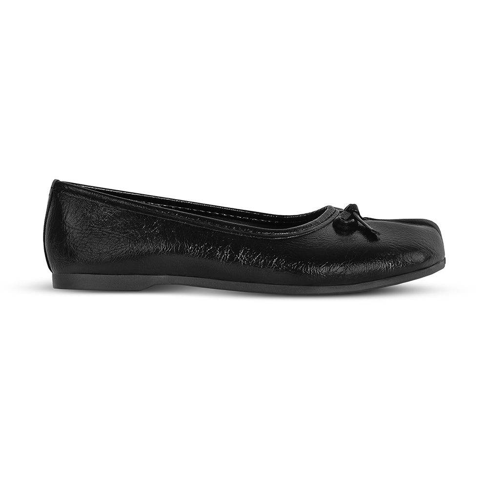 Vista lateral en flats negro tipo tabi con suela de piso y moño decorativo para dama 