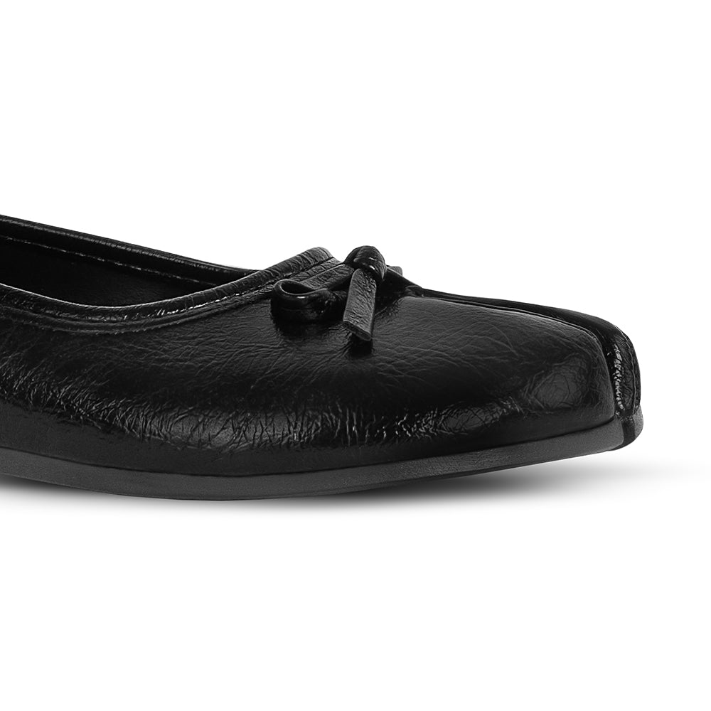 Detalle del material sintético en flats negro con moño decorativo y suela de piso para dama 