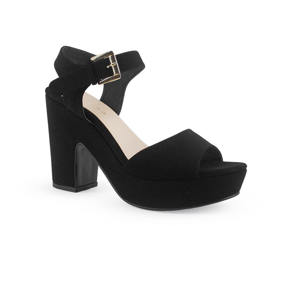 Vista diagonal de zapatilla para mujer con tacón ancho de 10cm y pulsera ajustable con hebilla en color negro