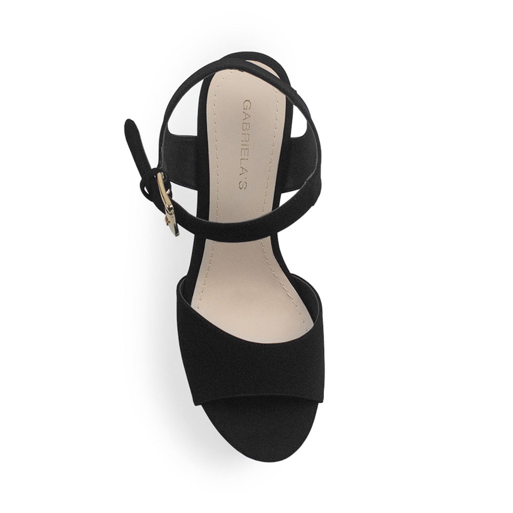 Vista superior de zapatilla negra para mujer con pulsera ajustable de hebilla