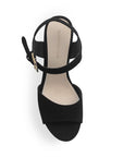 Vista superior de zapatilla negra para mujer con pulsera ajustable de hebilla