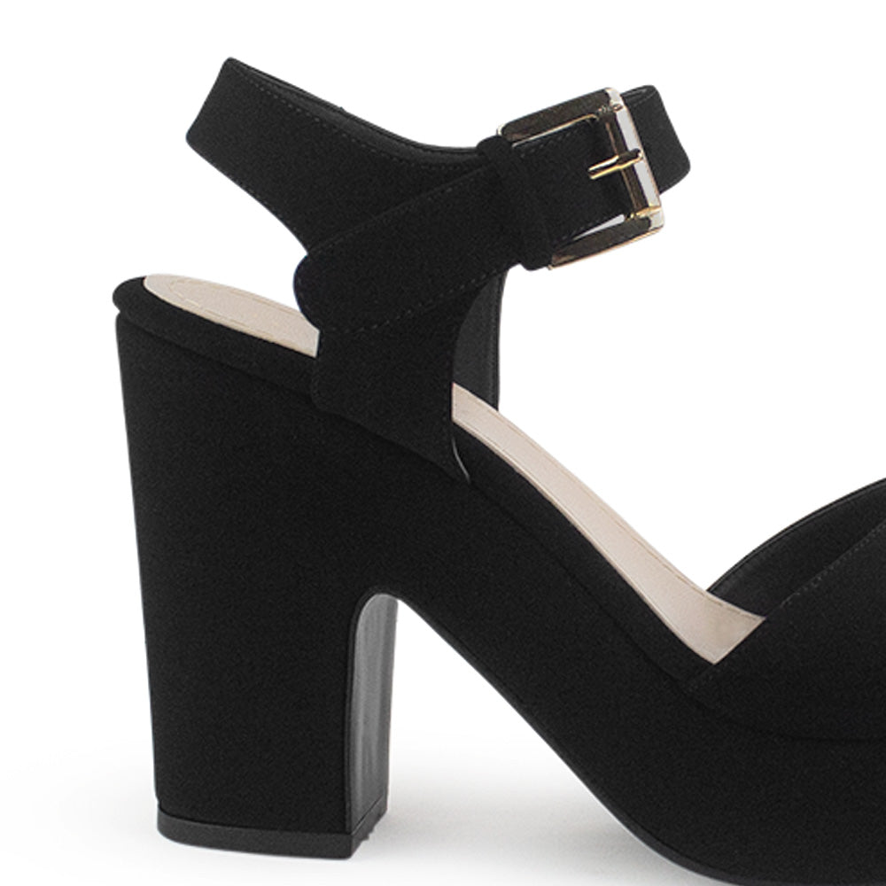Vista trasera de tacón bloque medio de 10cm en zapatilla negra para mujer con pulsera ajustable