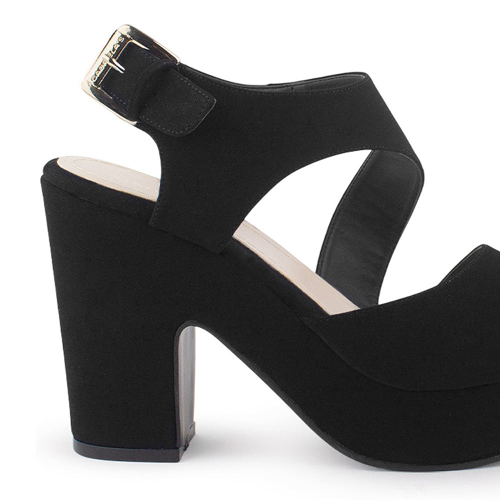 Vista trasera de tacón bloque medio de 10cm en zapatilla negra para mujer con hebilla ajustable en pulsera 