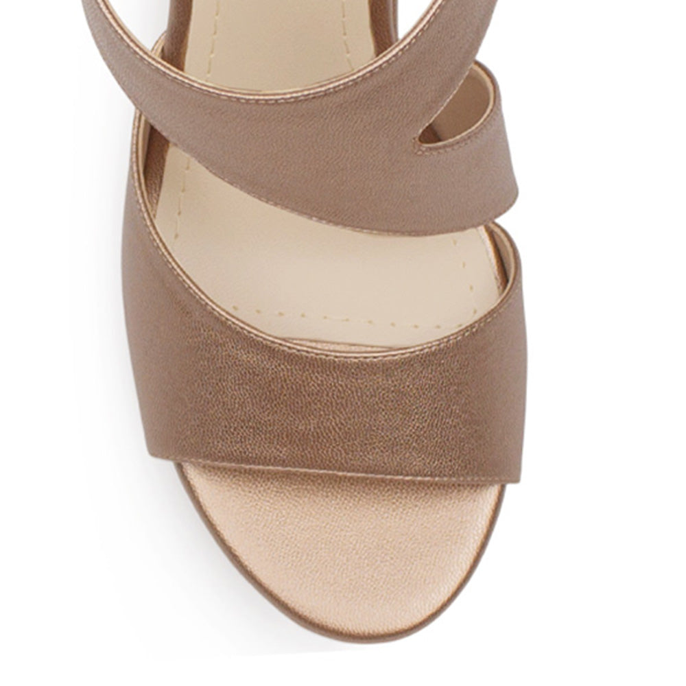 Vista de material buck en zapatilla para mujer de diseño abierto con hebilla ajustable en pulsera al tobillo y tacón de 10cm en color oro rosado