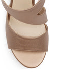 Vista de material buck en zapatilla para mujer de diseño abierto con hebilla ajustable en pulsera al tobillo y tacón de 10cm en color oro rosado