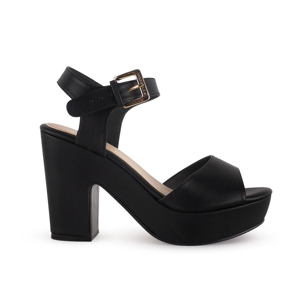 Vista lateral de zapatilla negra para mujer con hebilla ajustable y tacón medio de 10cm