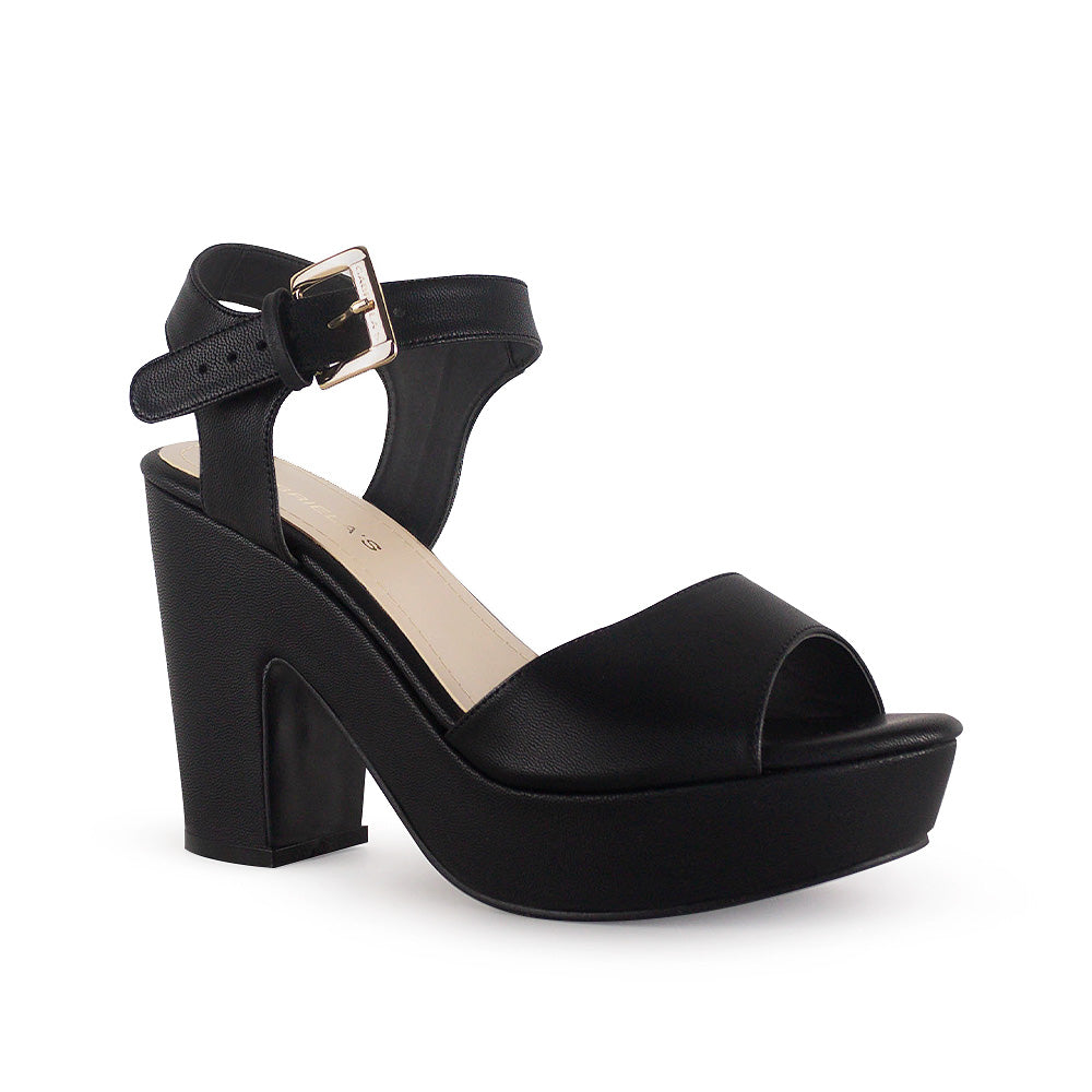 Vista diagonal de zapatilla para mujer con tacón ancho de 10cm y pulsera ajustable con hebilla en color negro