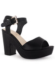 Vista diagonal de zapatilla para mujer con tacón ancho de 10cm y pulsera ajustable con hebilla en color negro