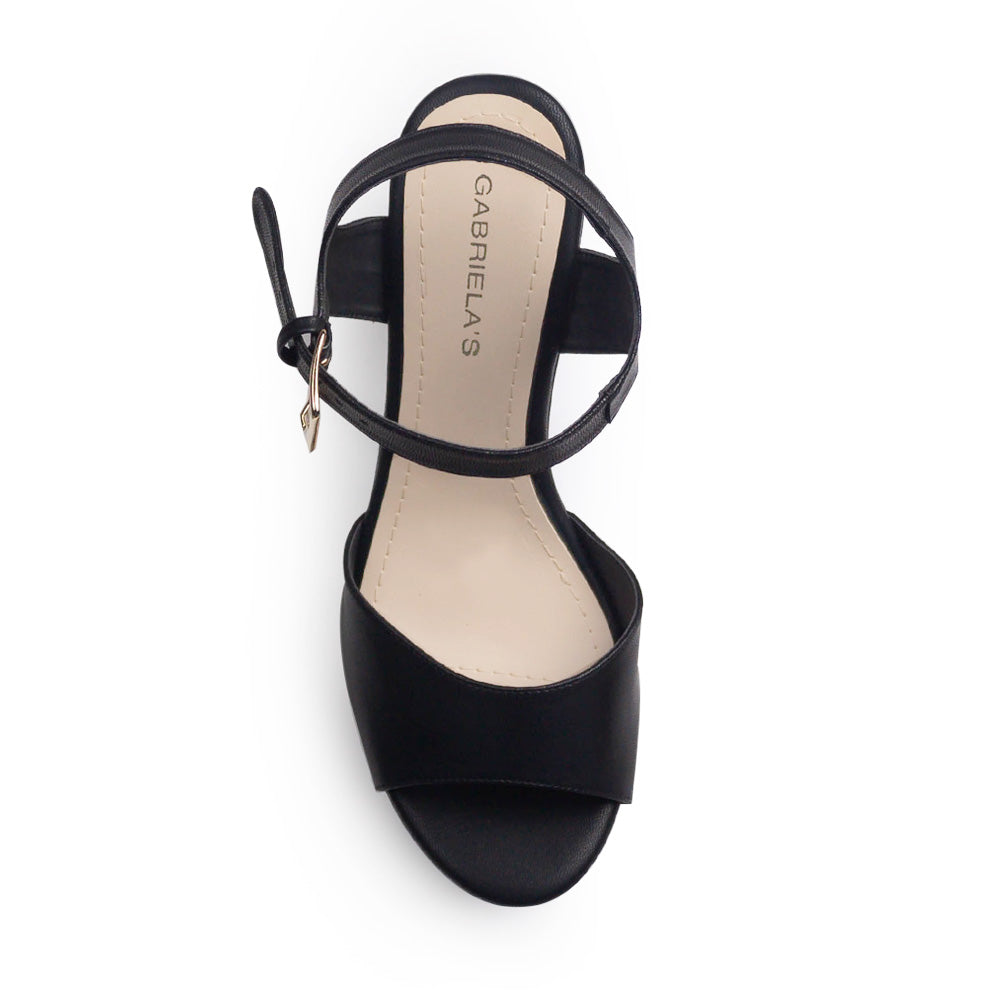 Vista superior de zapatilla negra para mujer con pulsera ajustable de hebilla