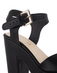Vista trasera de tacón bloque medio de 10cm en zapatilla negra para mujer con pulsera ajustable