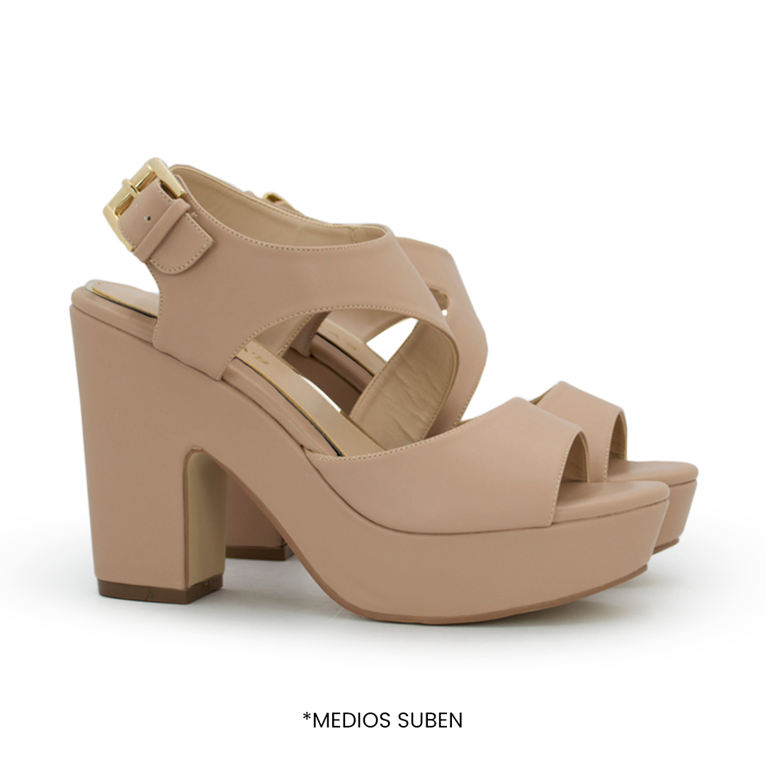 Vista lateral de zapatillas maquillaje para mujer con hebilla cuadrada en pulsera ajustable con tacón bloque de 10cm