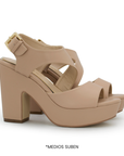 Vista lateral de zapatillas maquillaje para mujer con hebilla cuadrada en pulsera ajustable con tacón bloque de 10cm