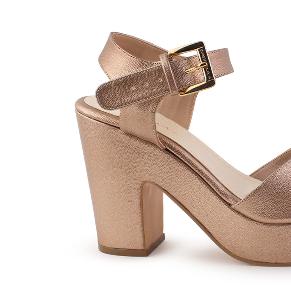 Vista trasera de tacón bloque medio de 10cm en zapatilla oro rosado para mujer con pulsera ajustable