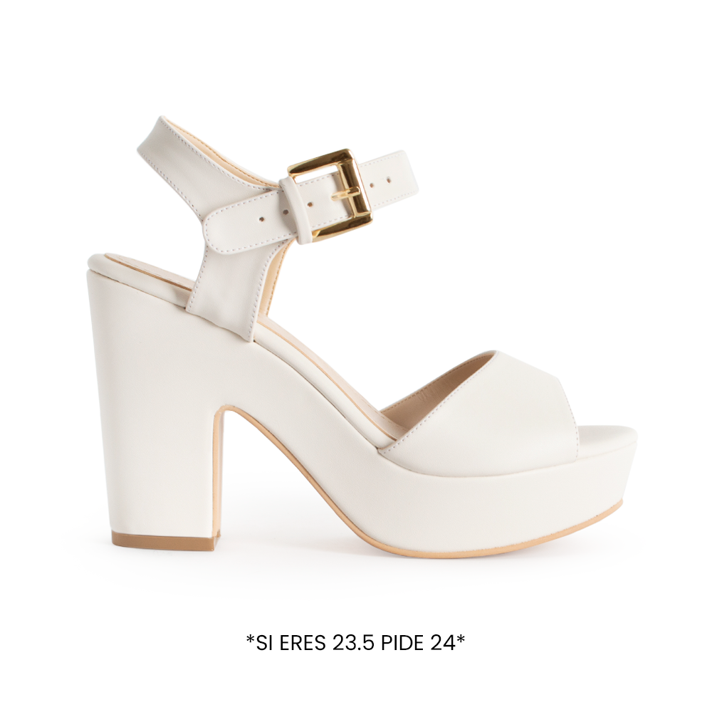 Vista lateral de zapatilla beige para mujer con hebilla ajustable y tacón medio de 10cm