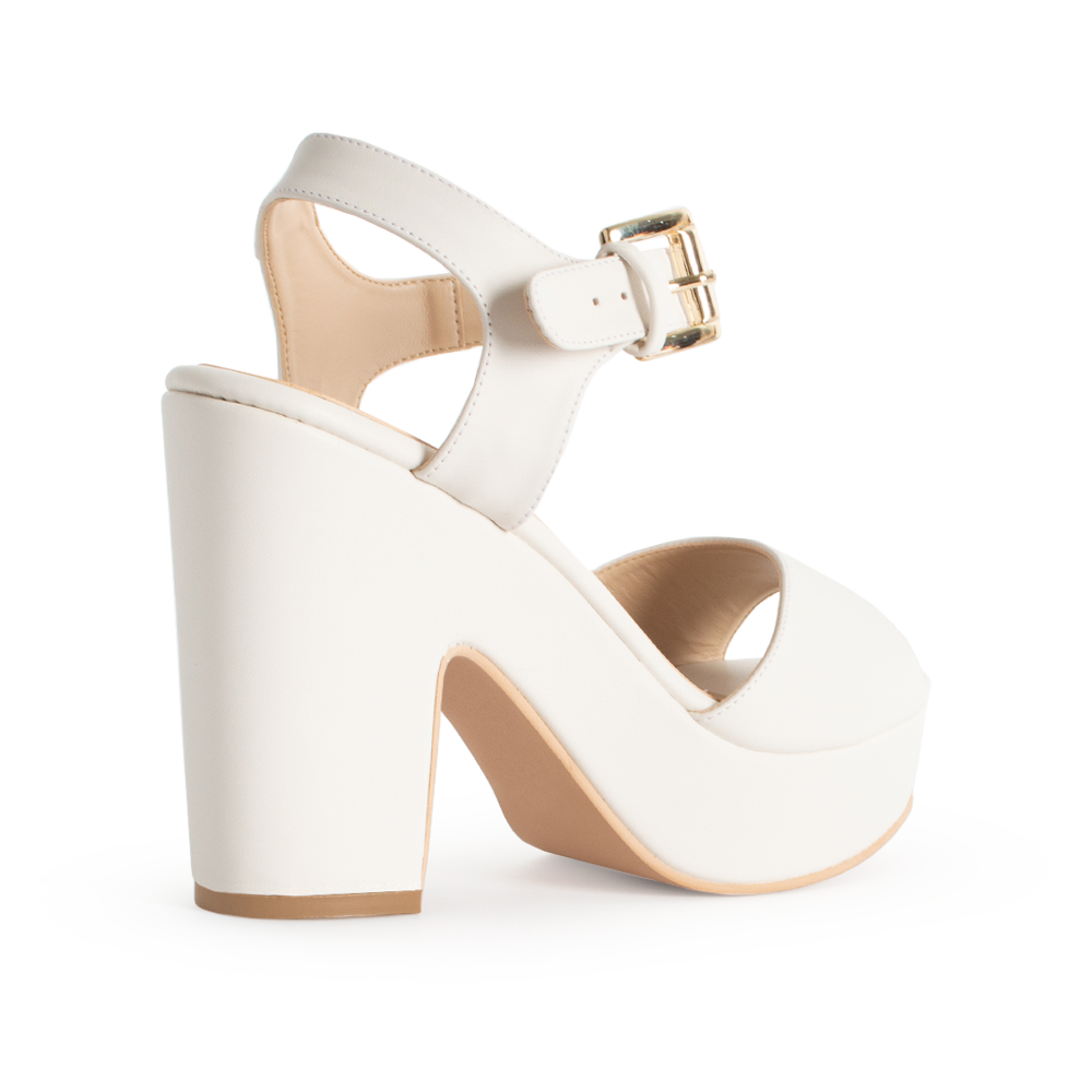 Vista trasera de tacón bloque medio de 10cm en zapatilla beige para mujer con pulsera ajustable