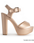Vista lateral de zapatilla oro rosado para mujer con tacón alto de 13cm y pulsera ajustable 