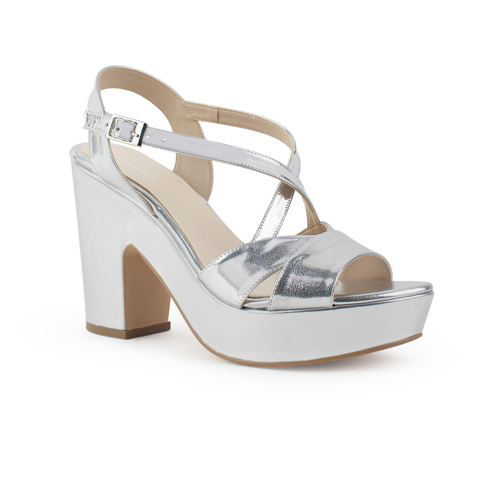 Vista lateral de zapatilla plata para mujer con pulsera ajustable y tacón bloque de 10cm