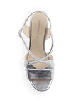 Vista superior de zapatilla plata con tiras cruzadas de diseño descubierto para mujer con tacón medio de 10cm