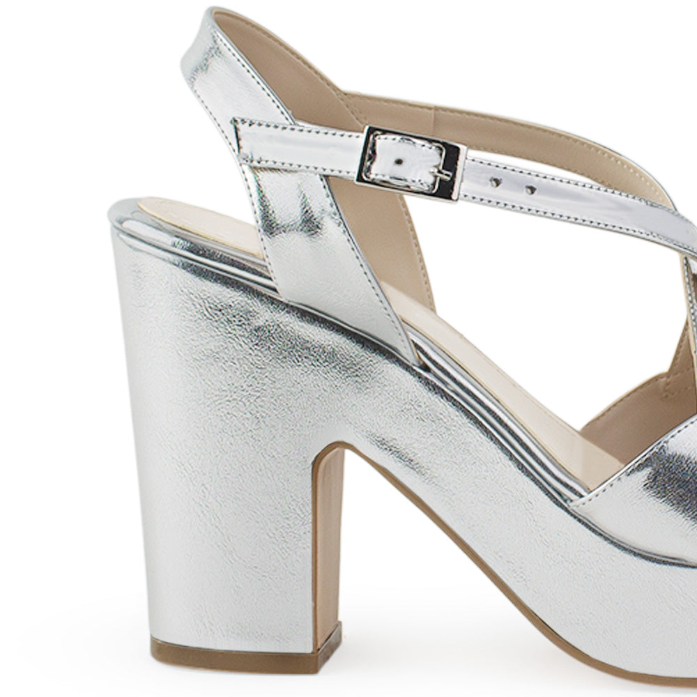 Vista trasera de tacón bloque medio de 10cm en zapatilla plata para mujer con pulsera ajustable 