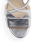 Vista de material sintético en zapatilla para mujer plata con tiras cruzadas y pulsera ajustable 