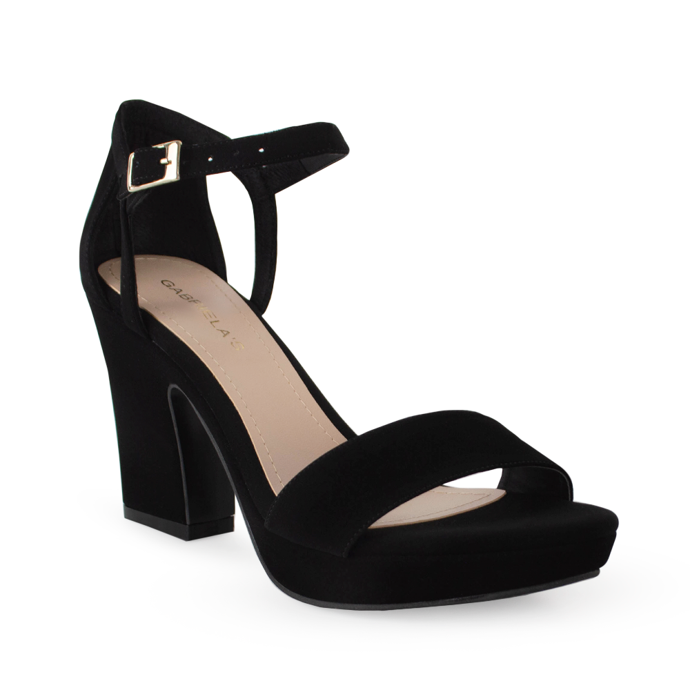 Vista diagonal de zapatilla negra para mujer con tacón ancho de 9cm y pulsera ajustable 