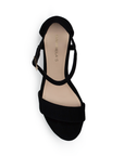 Vista superior de zapatilla para mujer con pulsera ajustable y de diseño descubierto en color negro