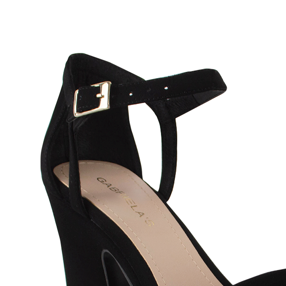 Vista a detalle de pulsera ajustable con hebilla elegante en zapatilla para mujer color negro