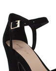 Vista a detalle de pulsera ajustable con hebilla elegante en zapatilla para mujer color negro