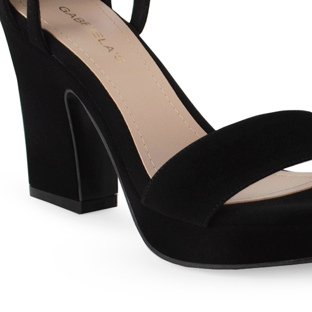 Vista de material buck en zapatilla negra para mujer con tacón ancho de 9cm y pulsera ajustable 