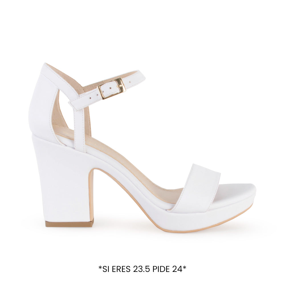 Vista lateral de zapatilla blanca para mujer de diseño descubierto con pulsera ajustable y tacón ancho de 9cm