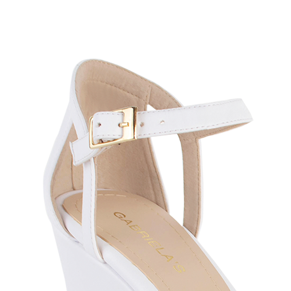 Vista a detalle de pulsera ajustable con hebilla elegante en zapatilla para mujer color blanco