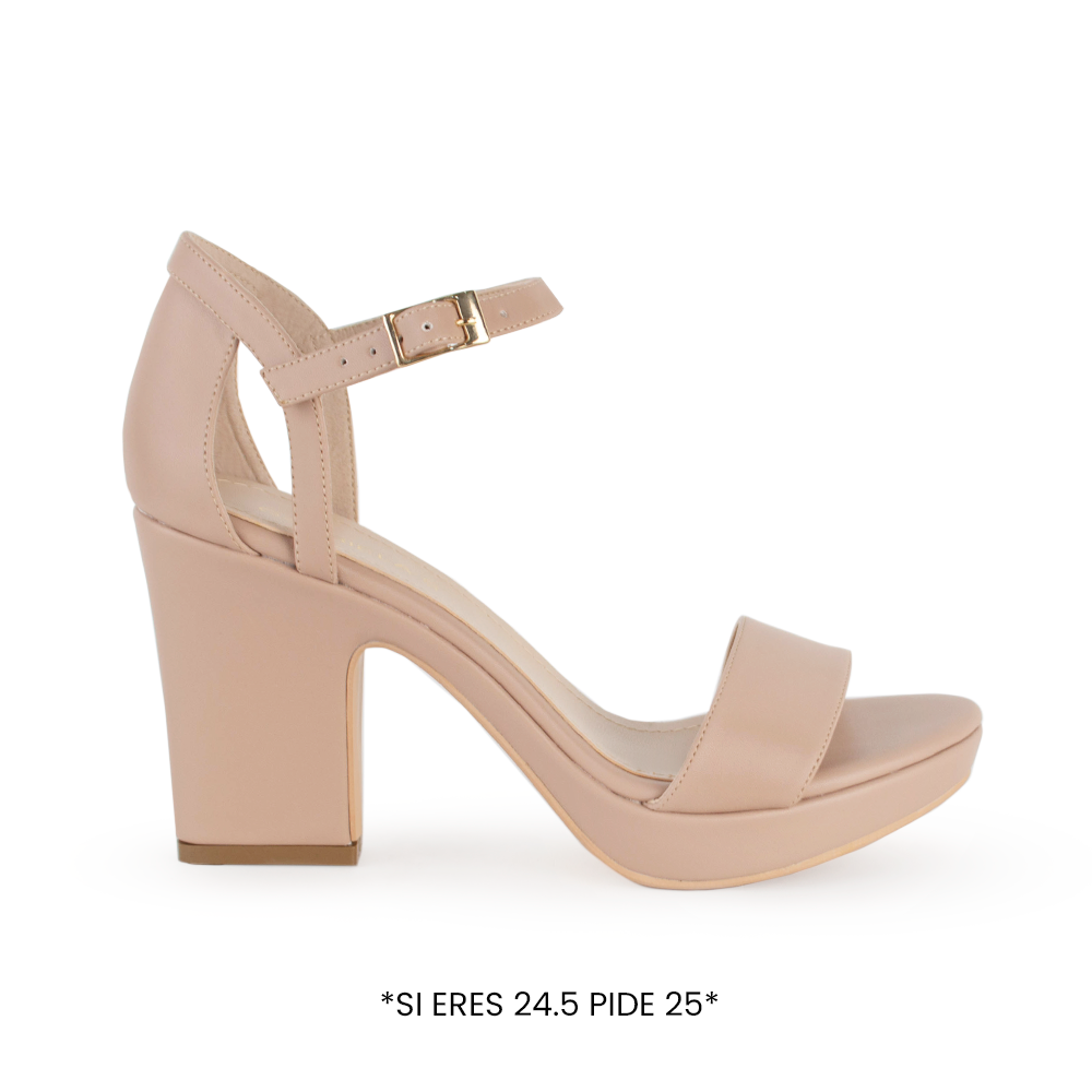Vista lateral de zapatilla nude para mujer de diseño descubierto con pulsera ajustable y tacón ancho de 9cm
