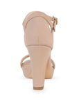 Vista trasera de tacón ancho medio de 9cm en zapatilla nude para mujer con pulsera ajustable