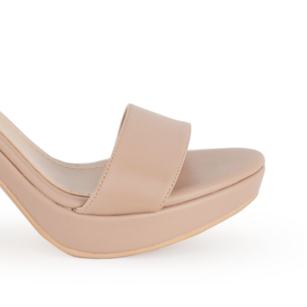 Vista de material cabra sintético en zapatilla nude para mujer con tacón ancho de 9cm y pulsera ajustable