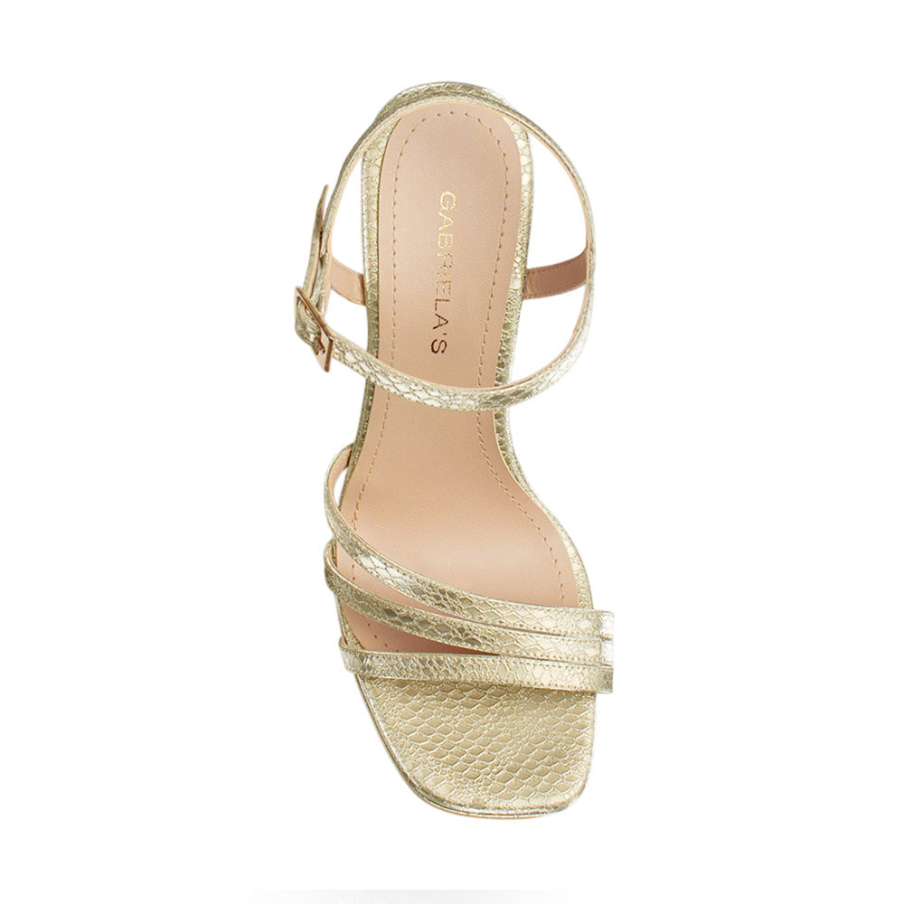 Vista superior de zapatilla para mujer con tiras cruzadas y hebilla ajustable en color oro
